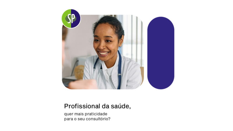 Um médico ou médica em um consultório, utilizando um computador para assinar digitalmente um prontuário eletrônico, com o símbolo da ICP-Brasil visível.